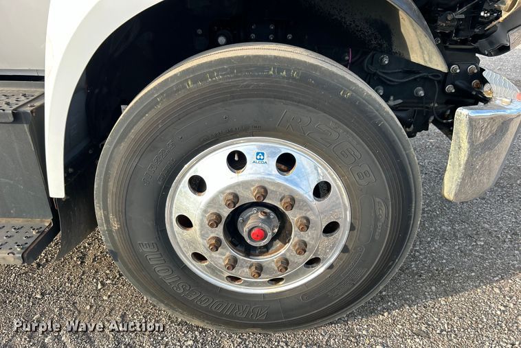 image for item EG0720 2017 Ford F650 Super Duty  delivery truck