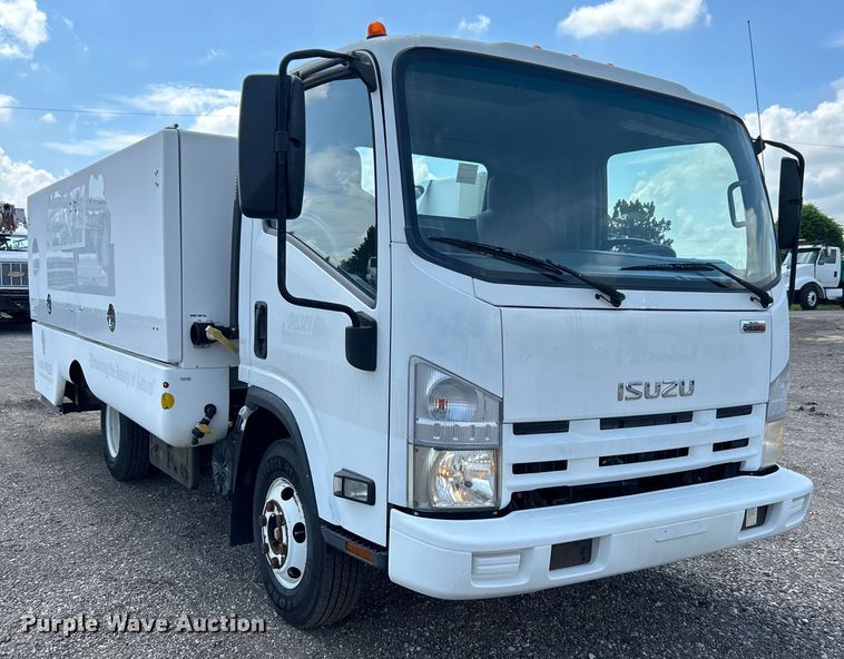 image for item EG0729 2014 Isuzu NPR sprayer truck 