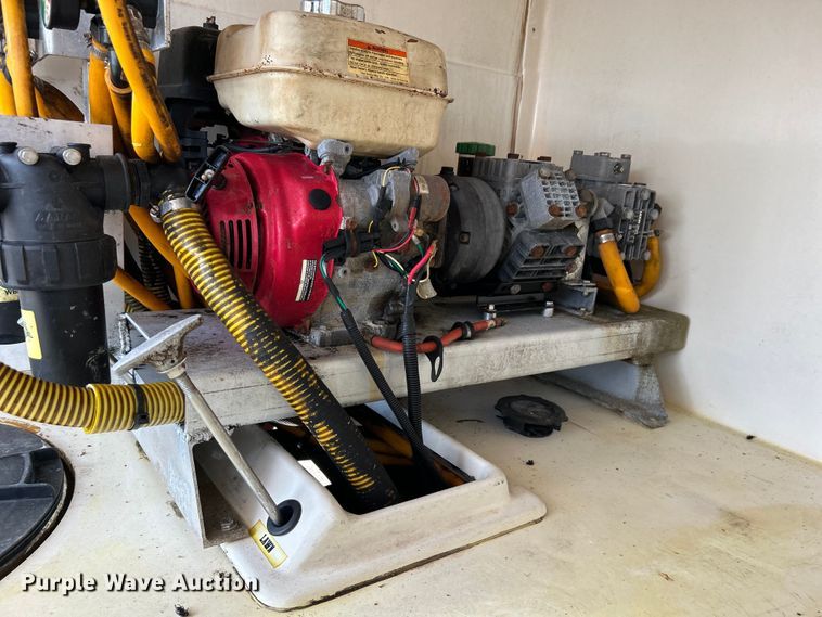 image for item EG0729 2014 Isuzu NPR sprayer truck 