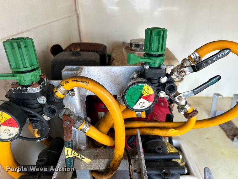 image for item EG0729 2014 Isuzu NPR sprayer truck 