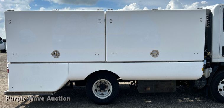 image for item EG0729 2014 Isuzu NPR sprayer truck 