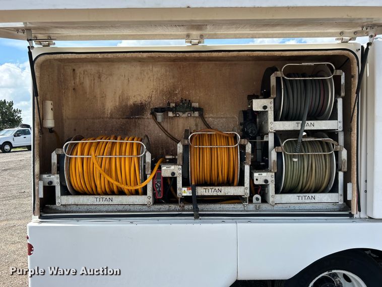 image for item EG0729 2014 Isuzu NPR sprayer truck 