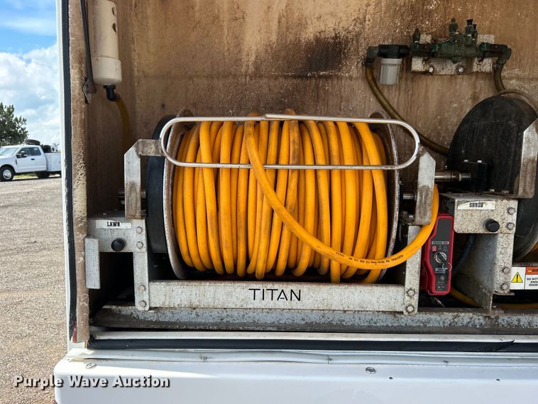 image for item EG0729 2014 Isuzu NPR sprayer truck 