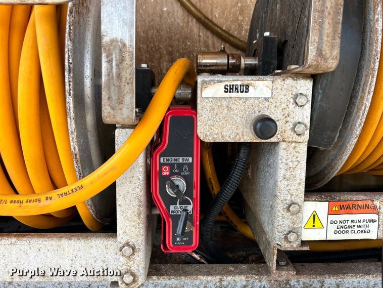 image for item EG0729 2014 Isuzu NPR sprayer truck 