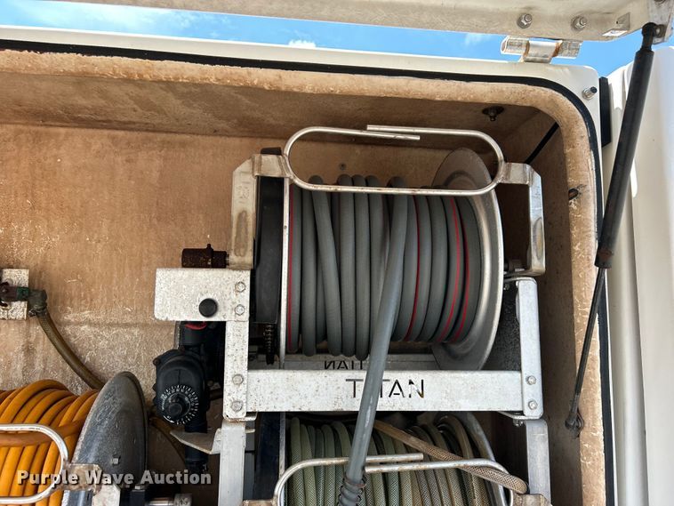 image for item EG0729 2014 Isuzu NPR sprayer truck 