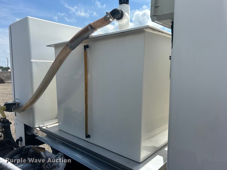 image for item EG0729 2014 Isuzu NPR sprayer truck 