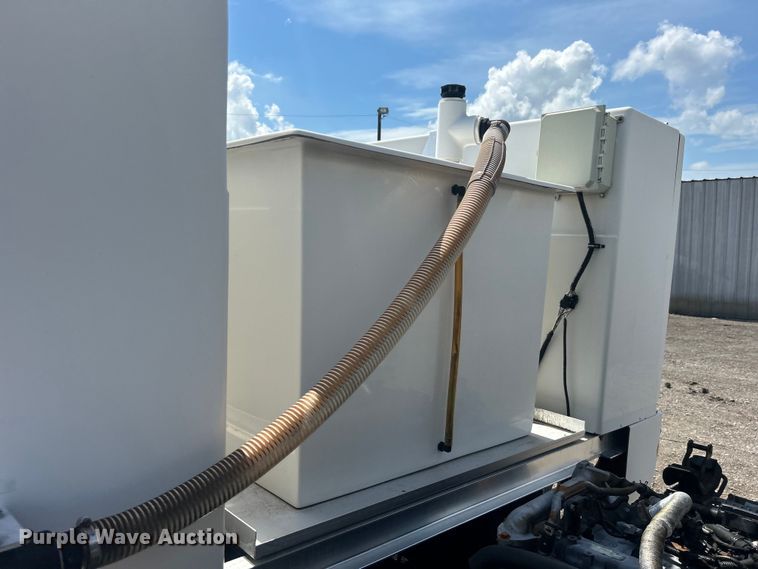 image for item EG0729 2014 Isuzu NPR sprayer truck 