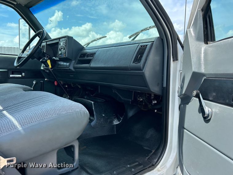 image for item EG0730 1997 GMC C6500 winch truck