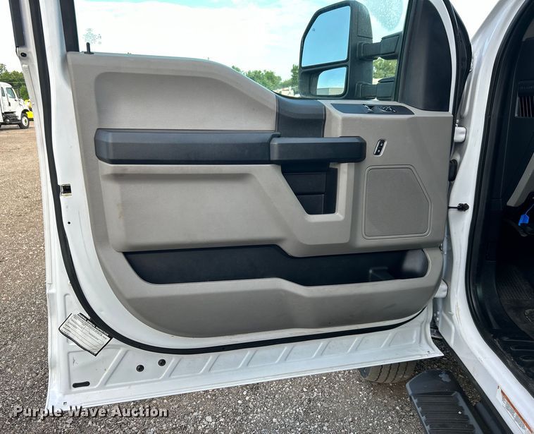 image for item EG0733 2017 Ford F550 Super Duty box truck