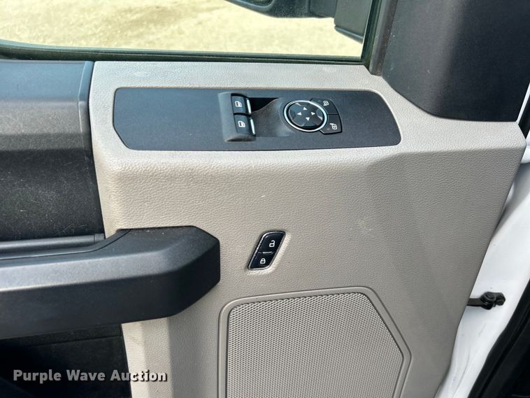 image for item EG0733 2017 Ford F550 Super Duty box truck