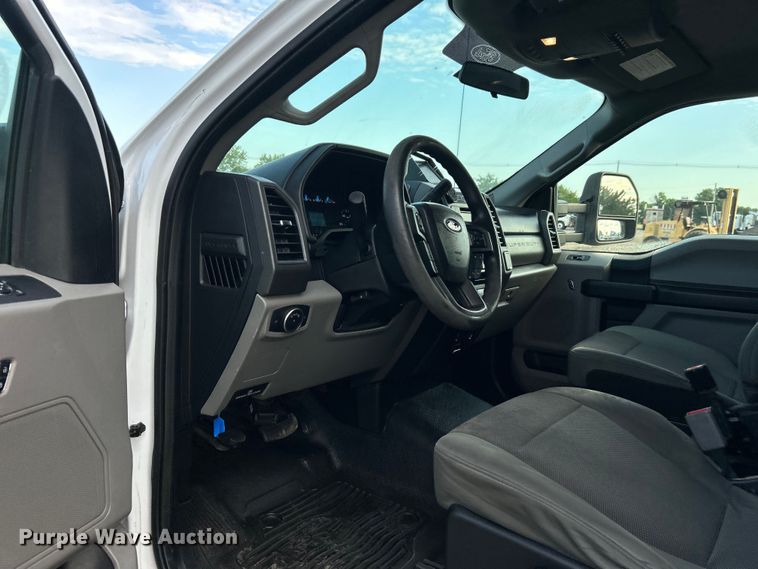 image for item EG0733 2017 Ford F550 Super Duty box truck