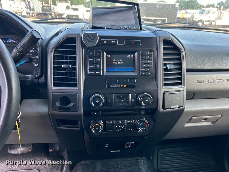 image for item EG0733 2017 Ford F550 Super Duty box truck