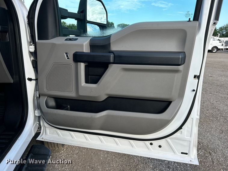 image for item EG0733 2017 Ford F550 Super Duty box truck