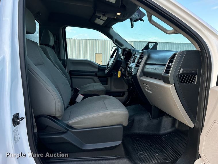 image for item EG0733 2017 Ford F550 Super Duty box truck