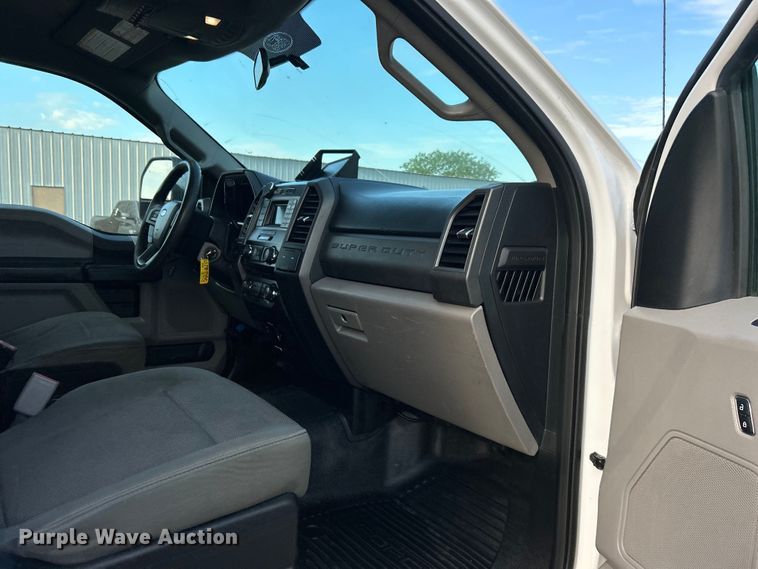 image for item EG0733 2017 Ford F550 Super Duty box truck