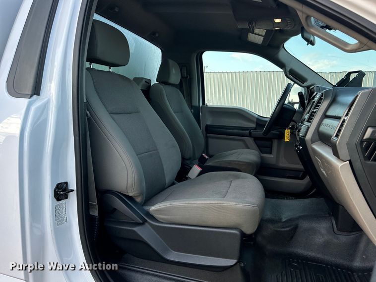 image for item EG0733 2017 Ford F550 Super Duty box truck