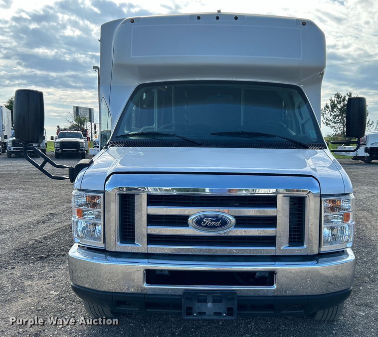 image for item EG0734 2018 Ford  E450 Super Duty  shuttle bus