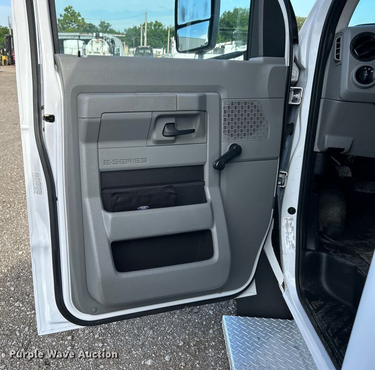 image for item EG0734 2018 Ford  E450 Super Duty  shuttle bus