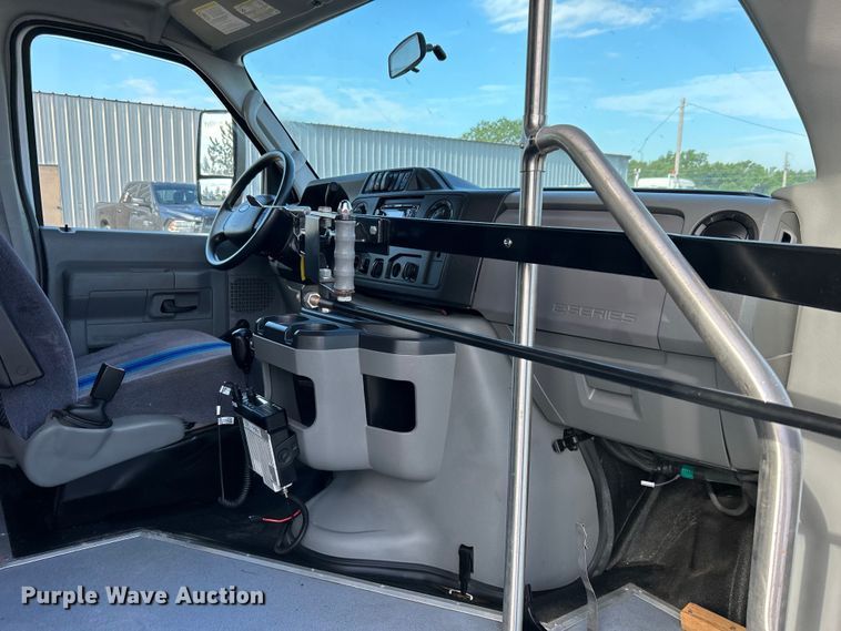 image for item EG0734 2018 Ford  E450 Super Duty  shuttle bus