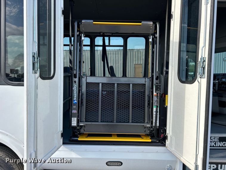 image for item EG0734 2018 Ford  E450 Super Duty  shuttle bus