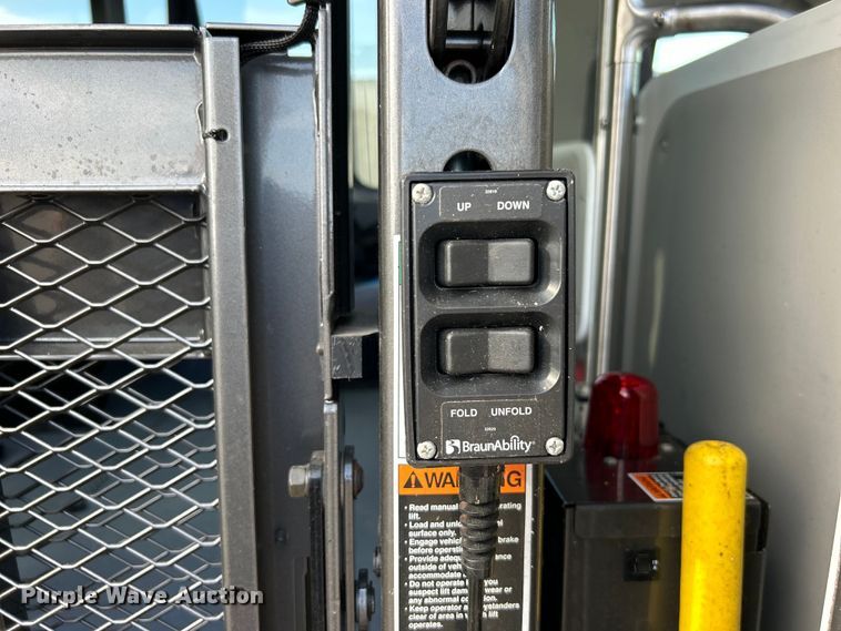 image for item EG0734 2018 Ford  E450 Super Duty  shuttle bus