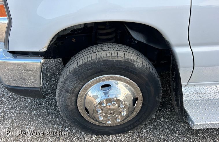 image for item EG0734 2018 Ford  E450 Super Duty  shuttle bus