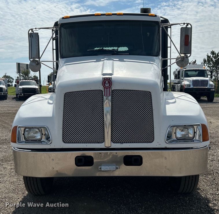 image for item EG0738 2005 Kenworth T300 flatbed truck