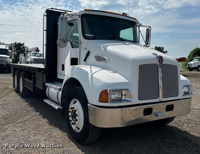 image for item EG0738 2005 Kenworth T300 flatbed truck