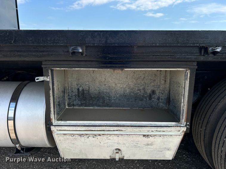 image for item EG0738 2005 Kenworth T300 flatbed truck