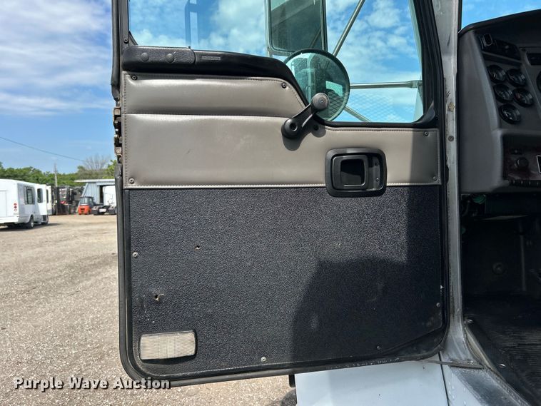 image for item EG0738 2005 Kenworth T300 flatbed truck