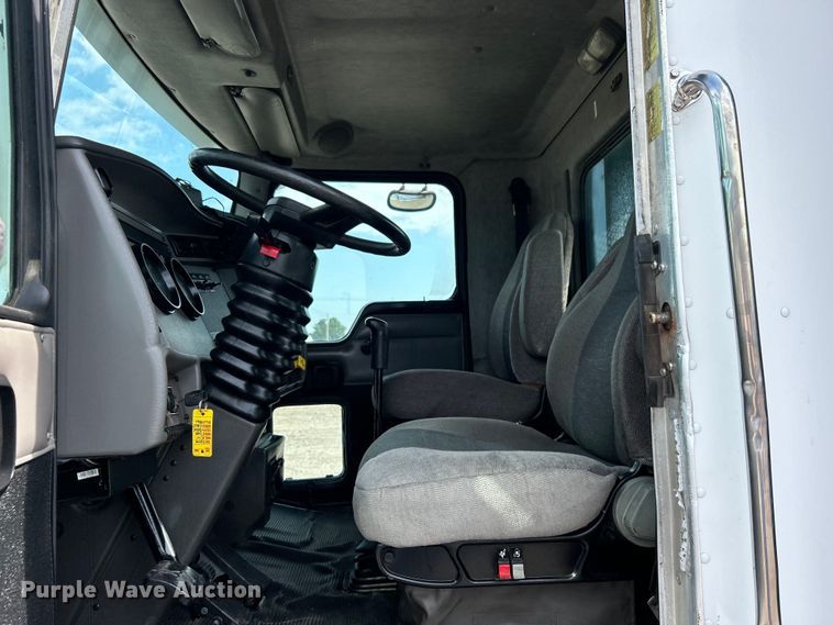 image for item EG0738 2005 Kenworth T300 flatbed truck