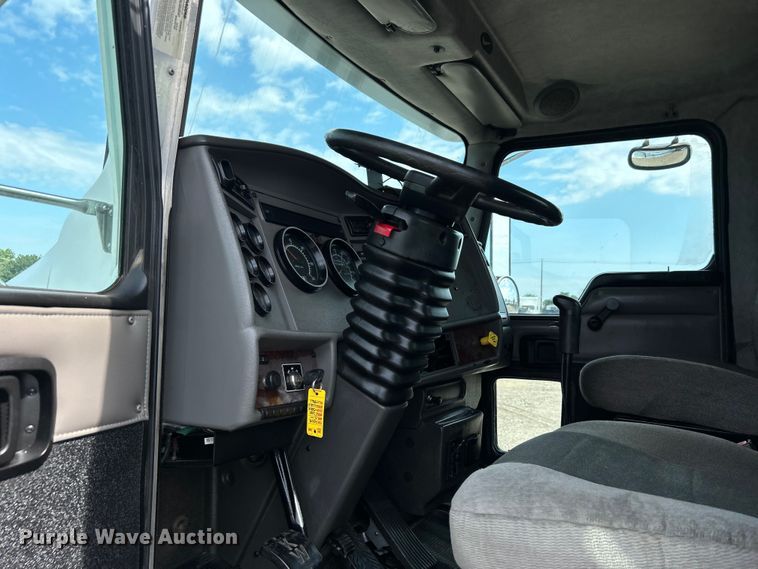 image for item EG0738 2005 Kenworth T300 flatbed truck