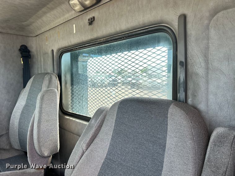 image for item EG0738 2005 Kenworth T300 flatbed truck