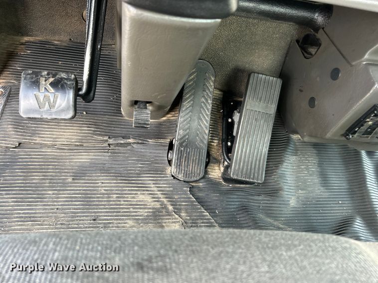 image for item EG0738 2005 Kenworth T300 flatbed truck