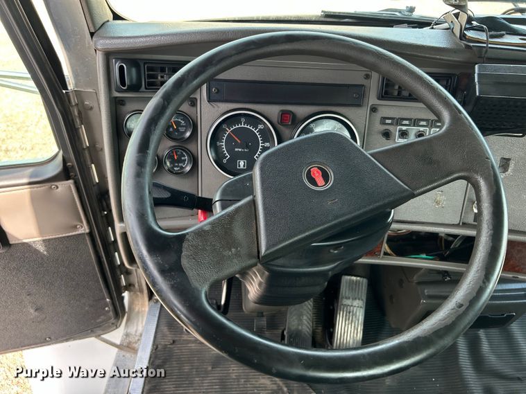 image for item EG0738 2005 Kenworth T300 flatbed truck