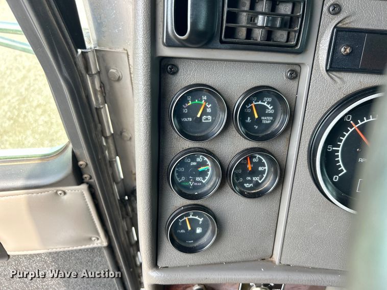 image for item EG0738 2005 Kenworth T300 flatbed truck