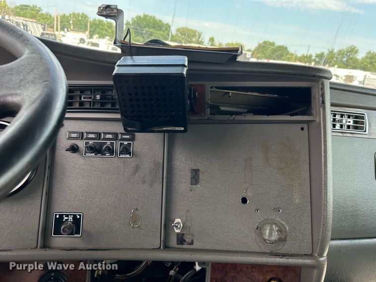 image for item EG0738 2005 Kenworth T300 flatbed truck