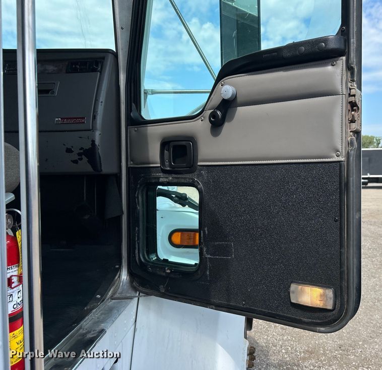 image for item EG0738 2005 Kenworth T300 flatbed truck