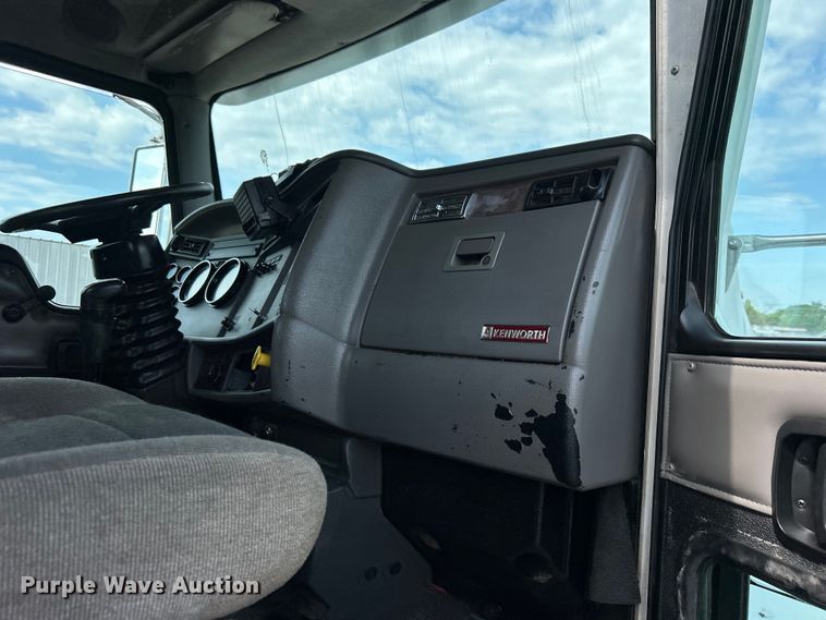 image for item EG0738 2005 Kenworth T300 flatbed truck