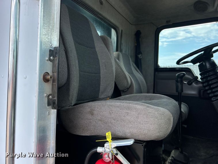 image for item EG0738 2005 Kenworth T300 flatbed truck