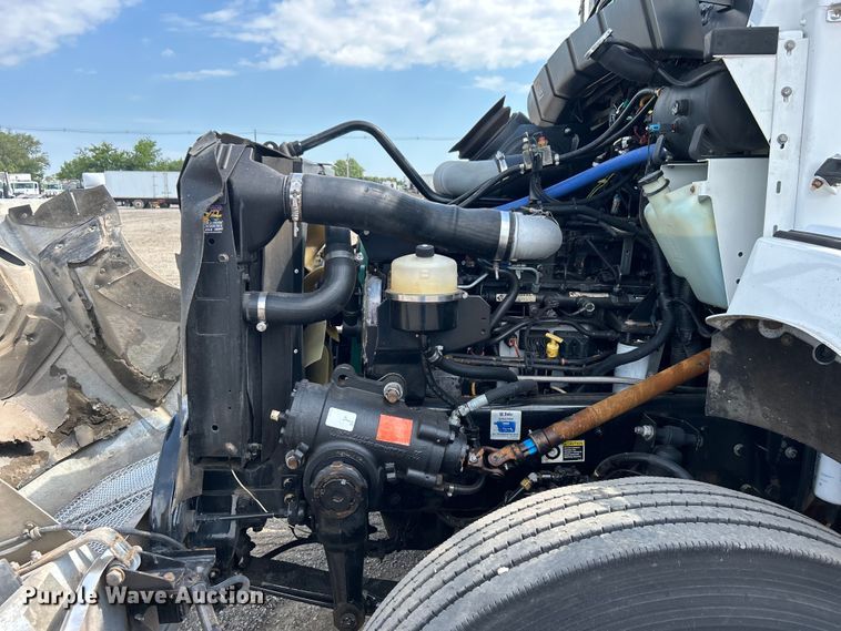 image for item EG0738 2005 Kenworth T300 flatbed truck