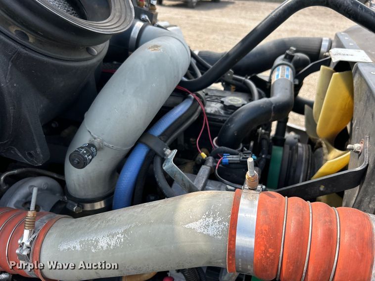 image for item EG0738 2005 Kenworth T300 flatbed truck