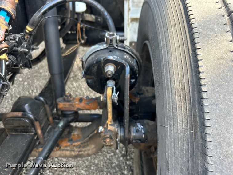 image for item EG0738 2005 Kenworth T300 flatbed truck