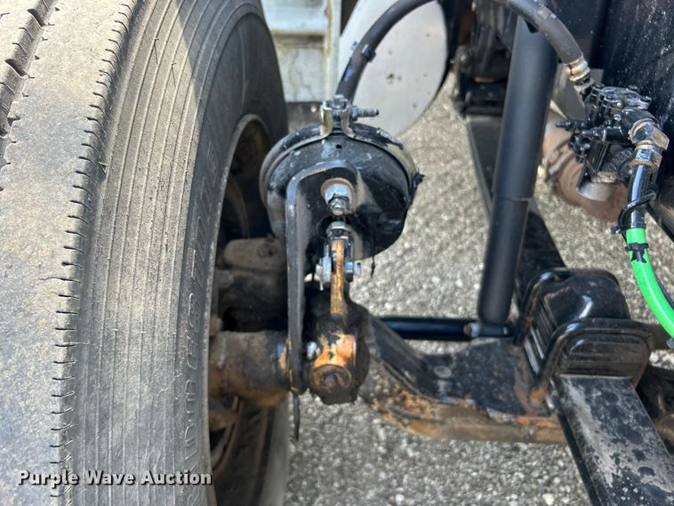 image for item EG0738 2005 Kenworth T300 flatbed truck