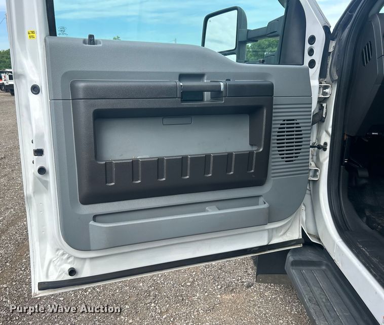 image for item EG0762 2013 Ford F550 Super Duty  box truck