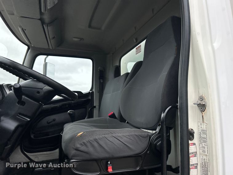 image for item EG1412 2013 Hino 268 box truck