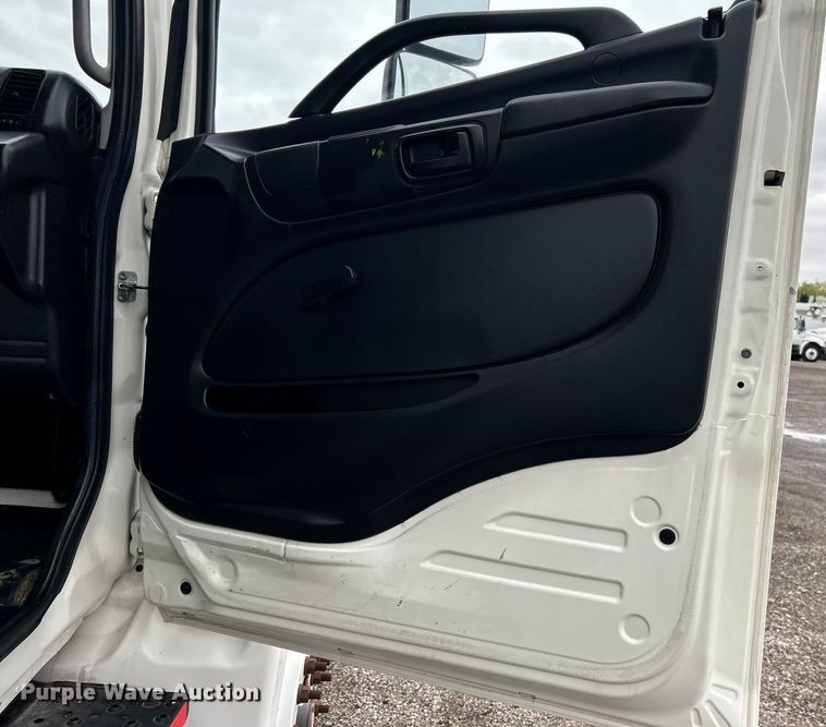 image for item EG1412 2013 Hino 268 box truck