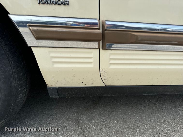 image for item EH6954 1990 Lincoln  Town Car 