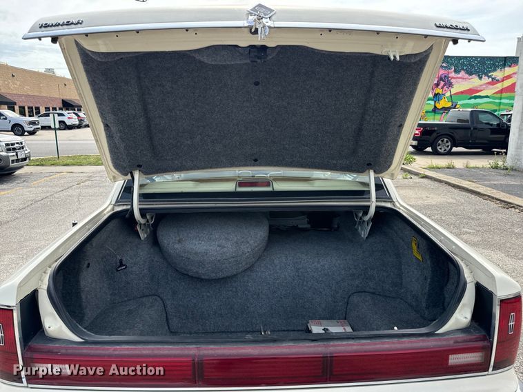 image for item EH6954 1990 Lincoln  Town Car 