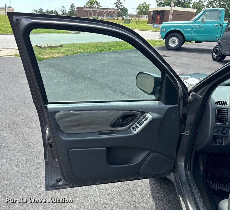 image for item EH6963 2005 Ford Escape XLT SUV